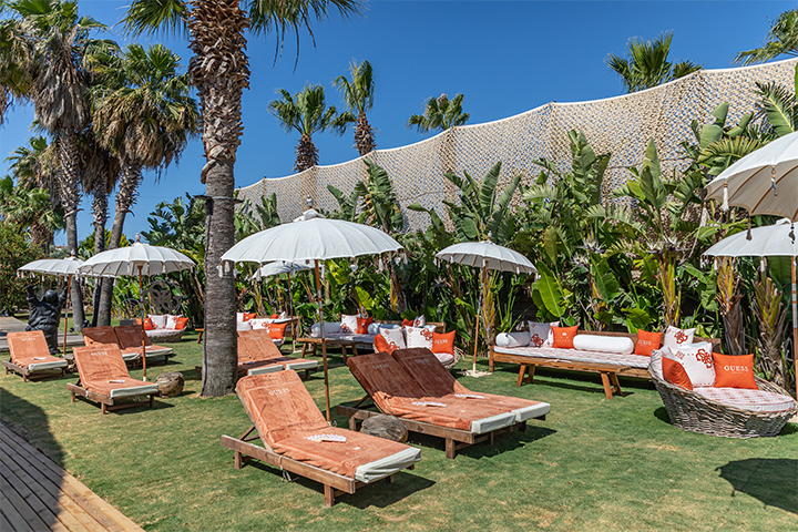 Guess ve Yuzu Beach İş Birliğiyle Çeşme'de Yazın Büyüsü
