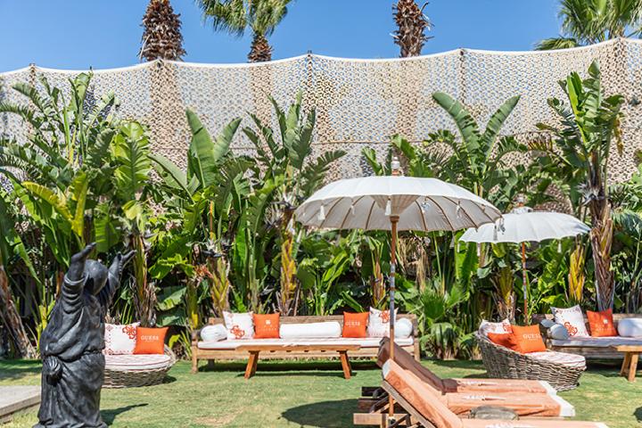 Guess ve Yuzu Beach İş Birliğiyle Çeşme'de Yazın Büyüsü
