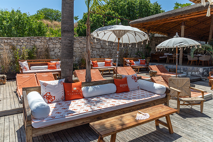 Guess ve Yuzu Beach İş Birliğiyle Çeşme'de Yazın Büyüsü