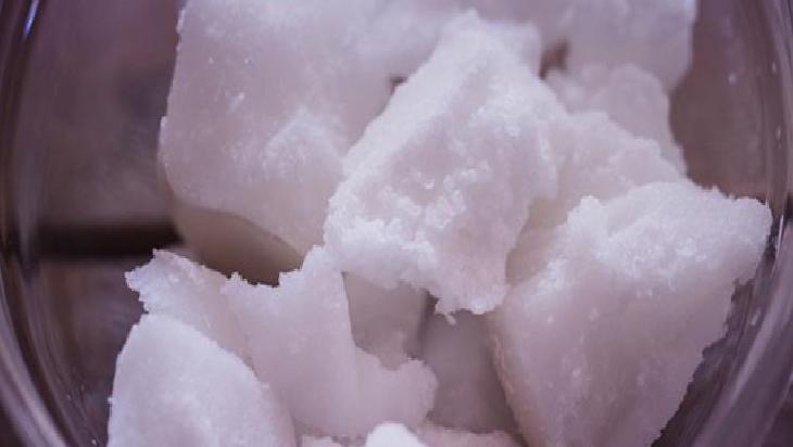 Hindistan Cevizi Yağı ve Göz Altı Bakımı