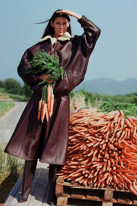 Jacquemus'un Versailles'taki Yeni Koleksiyonuyla Nostalji ve Aidiyet Temaları