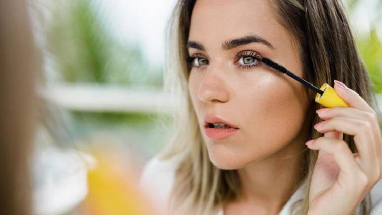 Kuruyan maskaranın içeriğine steril tuzlu su ekleyerek yeniden kullanılabilir hale getirme