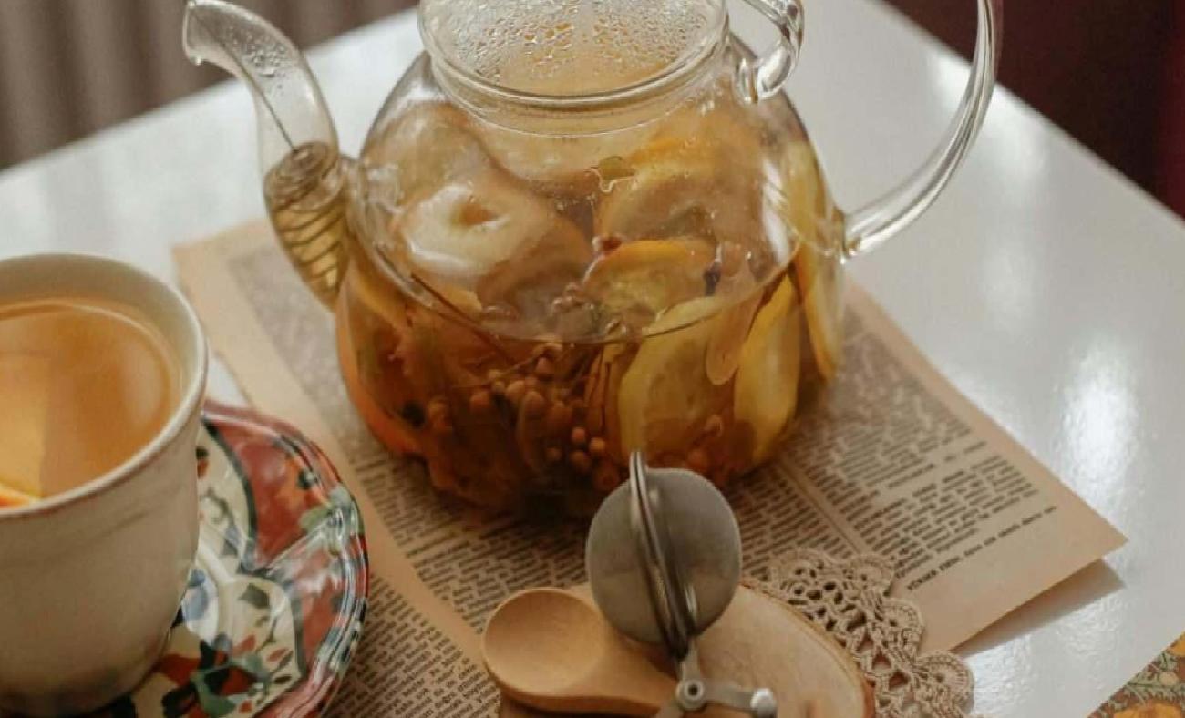 Sağlık Bakanlığı, bitki çaylarının güvenliğini sağlamak amacıyla yeni bir düzenleme üzerinde yoğun çalışmalar yürütüyor. Bu kapsamda, denetimsiz ve kontrolsüz satışların önüne geçmek adına bitki çaylarının yalnızca resmi ve sağlık açısından denetlenmiş ortamlar olan eczanelerde satılması planlanıyor.