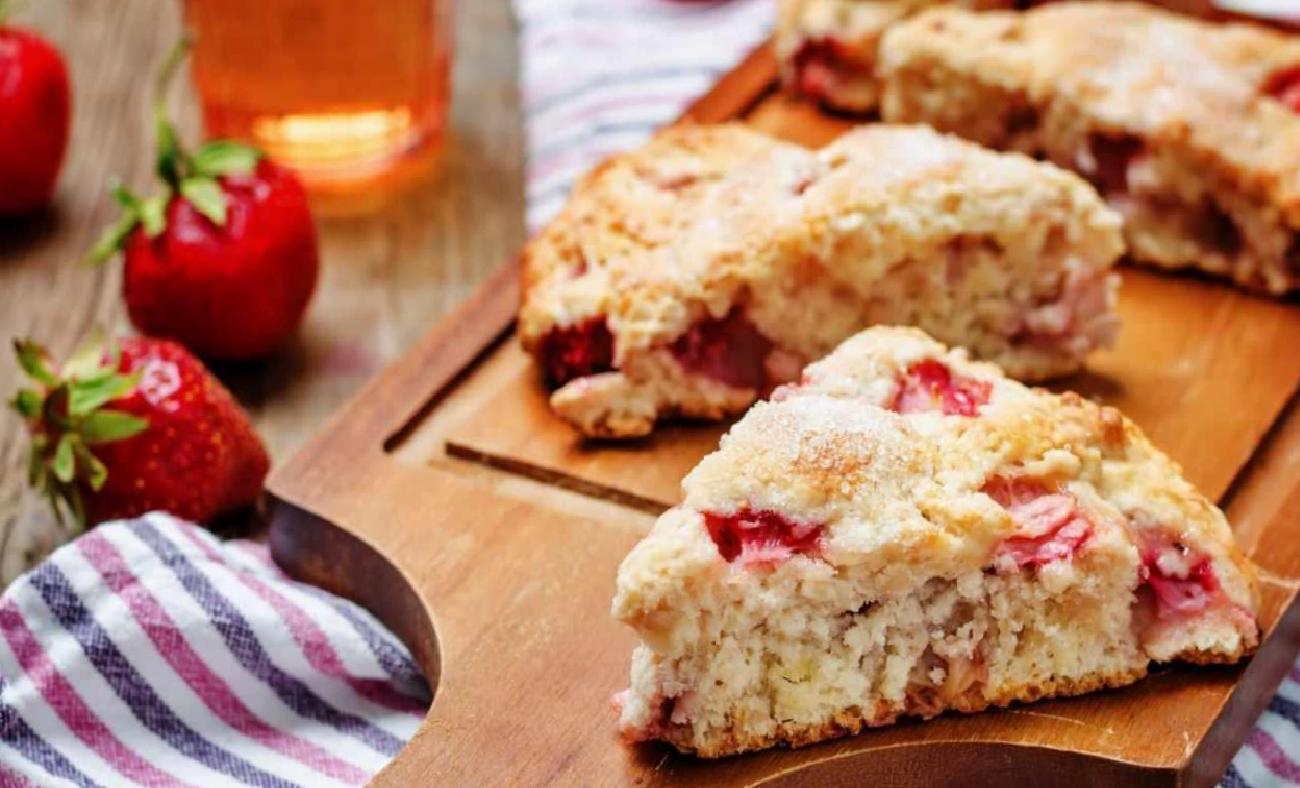 Yaz aylarının tazeliği ve meyve bolluğu ile enfes bir kek hazırlamaya ne dersiniz?