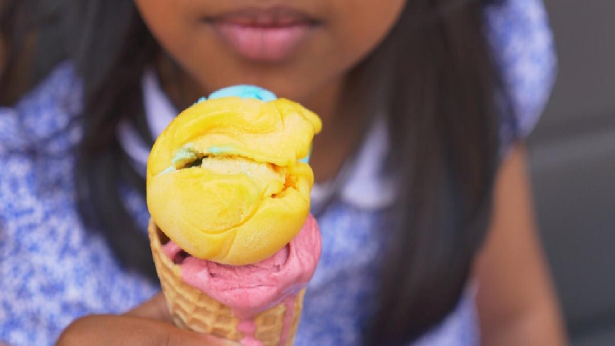 Yaz aylarının vazgeçilmez serinliği olan dondurmalar, özellikle sıcak havalarda çocuklar ve yetişkinler tarafından büyük ilgi görür. Renkli ve çeşitli aromalara sahip hazır dondurmalar, pratikliği ve lezzetiyle tercih edilirken, içeriklerine dikkat etmek büyük önem taşır. Marketlerde ve bakkallarda satılan pek çok hazır dondurma, raf ömrünü uzatmak ve dokusunu korumak amacıyla çeşitli katkı maddeleriyle zenginleştirilmiştir. Bu maddelerin kısa vadede tatlı keyif verseler de, uzun vadeli etkileri konusunda uzmanlar uyarıyor.