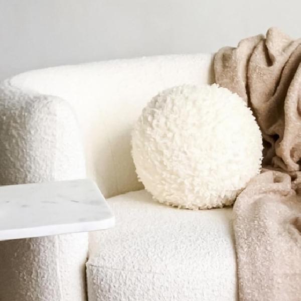 Yaz Esintisini Evinize Taşıyan Geometrik Çiçek Desenli Kanepe Örtüsü