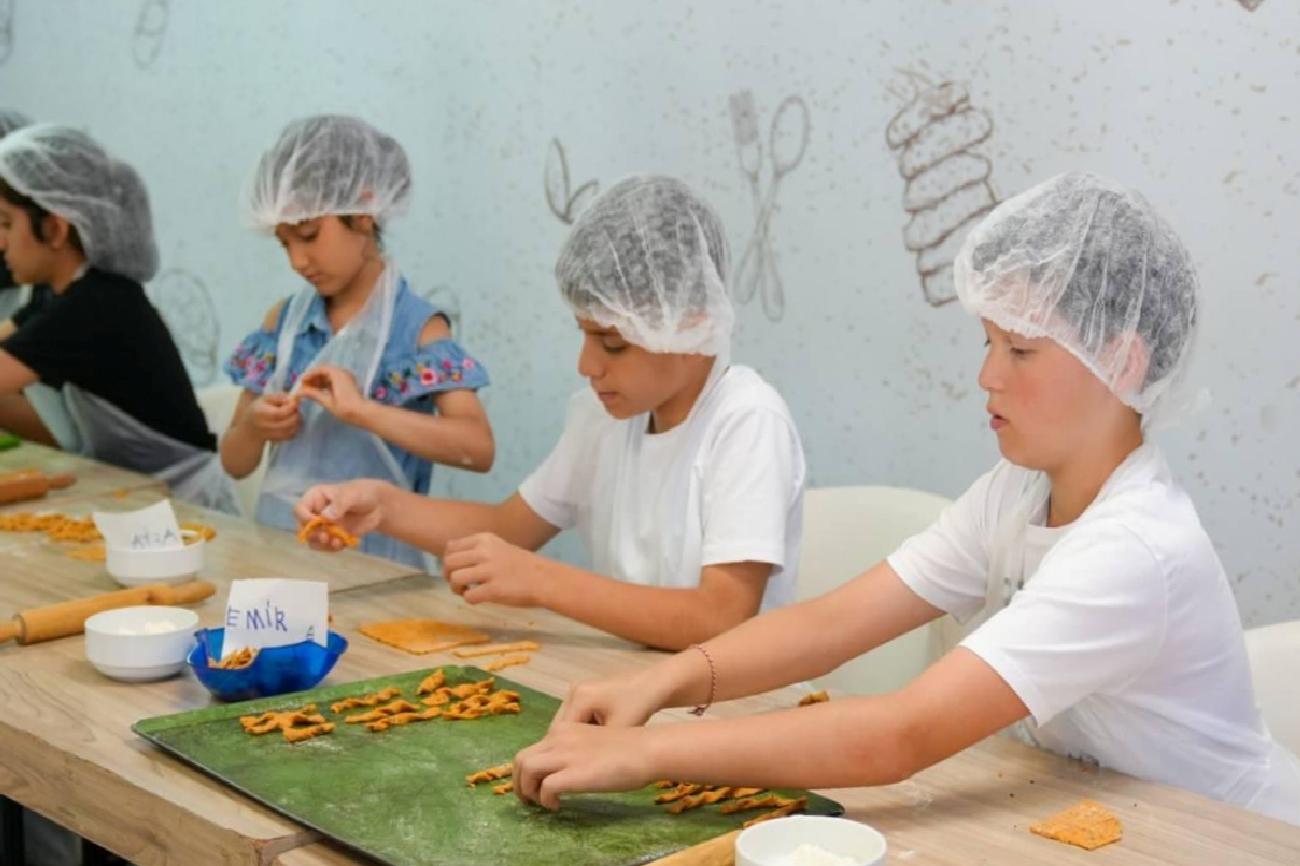 Gaziosmanpaşa Belediyesi'nden Yaz Tatili İçin Renkli ve Öğretici Bir Etkinlik: Minik Eller Mutfakta
