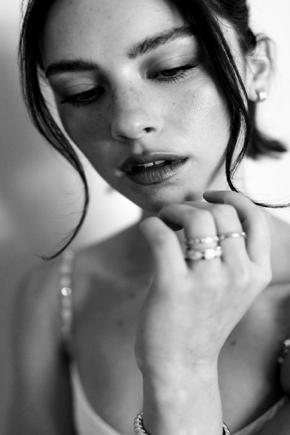 Gracie Abrams ve Moda Dünyasındaki Yükselişi