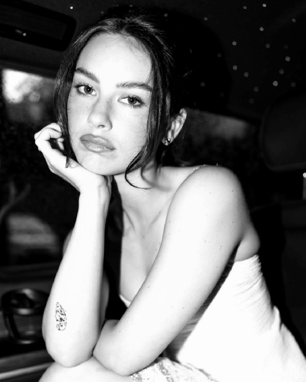 Gracie Abrams ve Moda Dünyasındaki Yükselişi