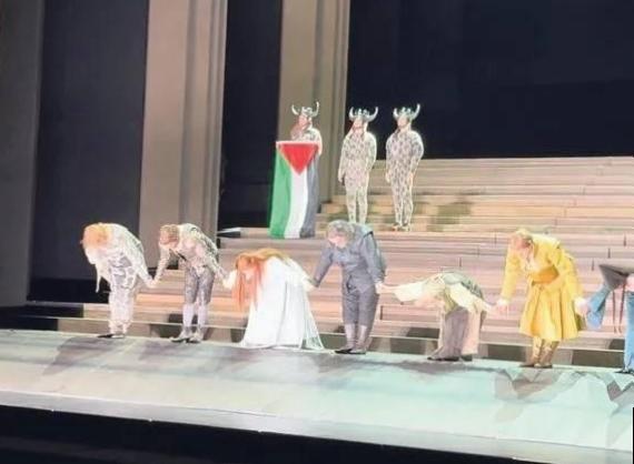 Operanın Kapanışında Sahnede Ortaya Çıkan Sürpriz