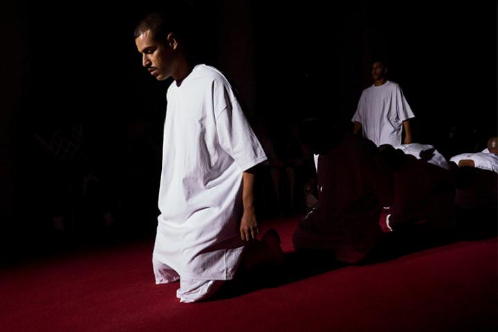 Paris Moda Haftası’nda Sürpriz Bir Açılış: Teker Teker Diz Çökme Protestosu