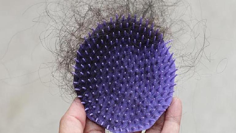 Saç Dökülmesi ve Doğal Kürlerin Riskleri