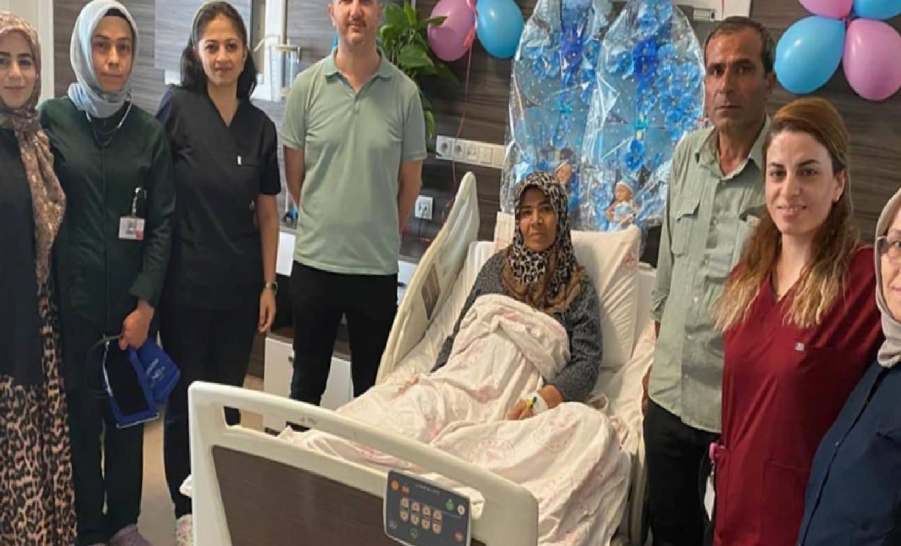Şanlıurfa'nın Birecik İlçesinde 53 Yaşındaki Kadının İkiz Bebek Sevinci