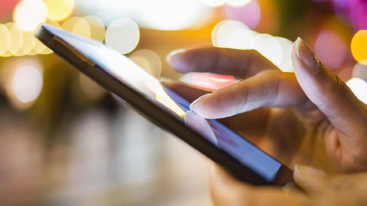 Günlük yaşamımızın vazgeçilmez bir parçası olan Wi-Fi bağlantısı, sunduğu kolaylıkların yanı sıra bazı önemli güvenlik risklerini de beraberinde getiriyor. Uzmanlar, özellikle ev dışındayken Wi-Fi ağınızı devre dışı bırakmanın hem güvenlik hem de enerji tasarrufu açısından büyük faydalar sağladığını vurguluyor. Çünkü açık kalan kablosuz ağ sinyalleri, fark edilmeden kötü niyetli kişilerin hedefi haline gelebilir.