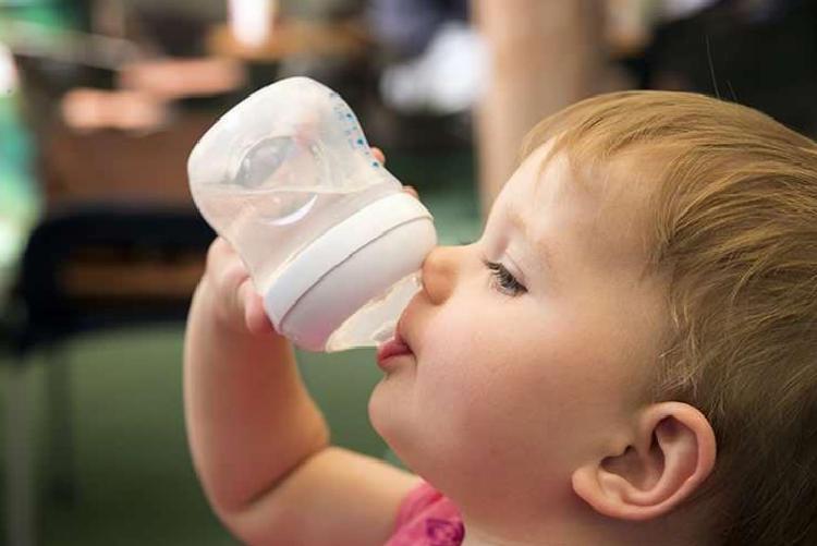 Yaz Aylarında Bebeklerin Sıvı ve Su Tüketimi Rehberi