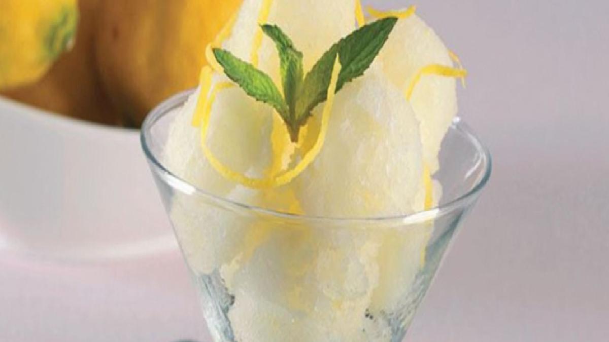 Yaz mevsimi denilince akla ilk gelen serinletici ve ferahlatıcı tatlar gelir. Bu sıcak günlerde, hem hafif hem de lezzetli bir tatlı arayışındaysanız, kendinizin ve sevdiklerinizin damağını şenlendirecek ev yapımı limon sorbe tarifimizi mutlaka deneyin. Sorbe, özellikle limonun kendine has ekşimsi ve canlandırıcı aromasıyla, yaz aylarının vazgeçilmezleri arasında yer alır. Üstelik, yapımı oldukça pratik ve doğal malzemelerle hazırlanan bu tarif sayesinde, hazır ürünlere kıyasla daha sağlıklı ve taze bir lezzet yakalayabilirsiniz.