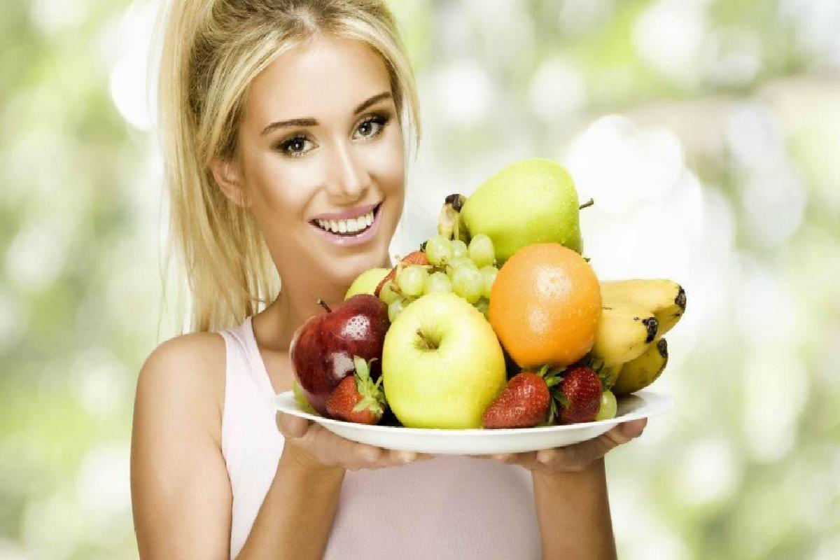 Yaz mevsiminin yaklaşmasıyla birlikte tatil planları ve şıklık kaygıları da artmaya başladı. Güneşin, denizin ve kumun tadını çıkarırken aynı zamanda yaza fit ve sağlıklı girmek isteyenler için hazırladığımız 10 günlük yaz diyeti, hızlı ve etkili sonuçlar sunuyor. Bu diyetle sadece 10 gün içinde 4 kilo vermek mümkün olup, hem sağlığınızı koruyabilir hem de güzelliğinize güzellik katabilirsiniz.