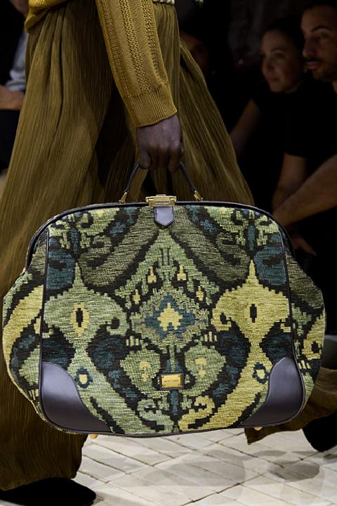 Erkek Modasında Yeni Dönem: İlkbahar/Yaz 2026 Sezonunda Öne Çıkan Çanta Trendleri