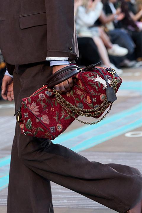 Erkek Modasında Yeni Dönem: İlkbahar/Yaz 2026 Sezonunda Öne Çıkan Çanta Trendleri