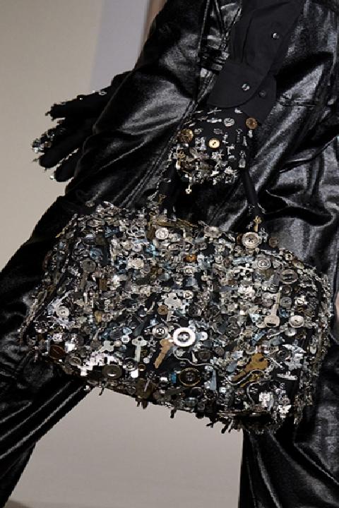 Erkek Modasında Yeni Dönem: İlkbahar/Yaz 2026 Sezonunda Öne Çıkan Çanta Trendleri