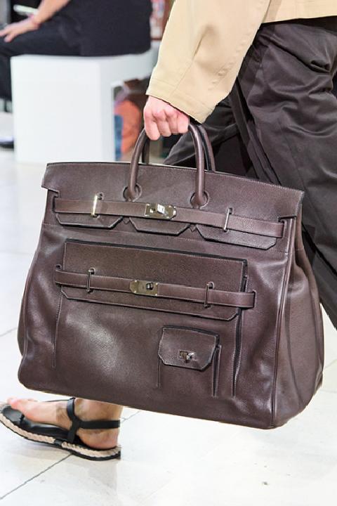 Erkek Modasında Yeni Dönem: İlkbahar/Yaz 2026 Sezonunda Öne Çıkan Çanta Trendleri