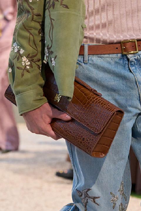 Erkek Modasında Yeni Dönem: İlkbahar/Yaz 2026 Sezonunda Öne Çıkan Çanta Trendleri