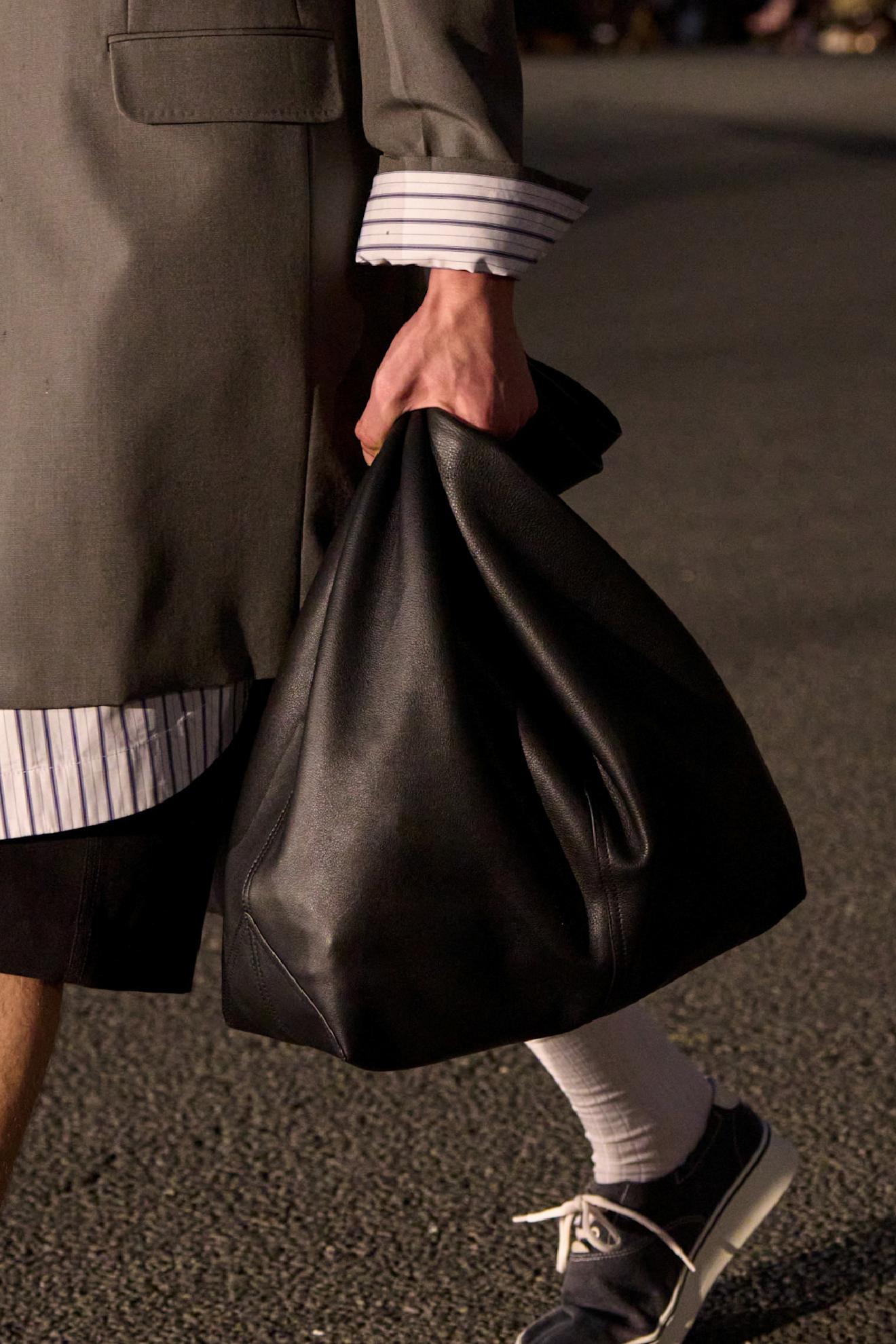 Erkek Modasında Yeni Dönem: İlkbahar/Yaz 2026 Sezonunda Öne Çıkan Çanta Trendleri