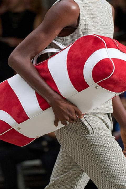 Erkek Modasında Yeni Dönem: İlkbahar/Yaz 2026 Sezonunda Öne Çıkan Çanta Trendleri