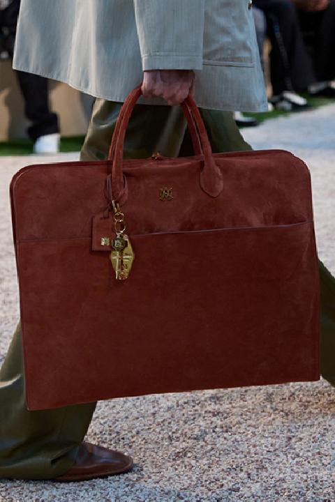 Erkek Modasında Yeni Dönem: İlkbahar/Yaz 2026 Sezonunda Öne Çıkan Çanta Trendleri