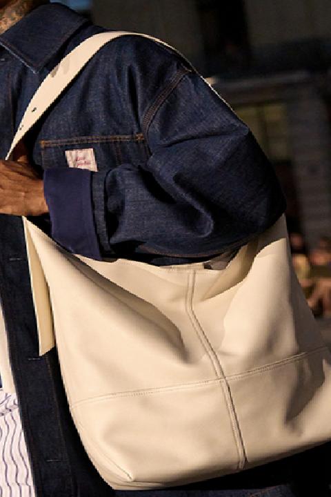 Erkek Modasında Yeni Dönem: İlkbahar/Yaz 2026 Sezonunda Öne Çıkan Çanta Trendleri