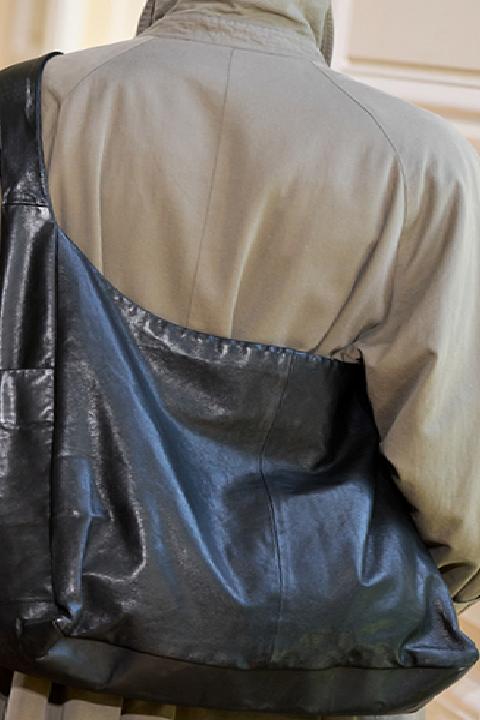 Erkek Modasında Yeni Dönem: İlkbahar/Yaz 2026 Sezonunda Öne Çıkan Çanta Trendleri