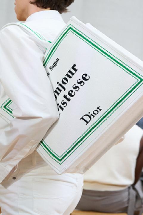 Erkek Modasında Yeni Dönem: İlkbahar/Yaz 2026 Sezonunda Öne Çıkan Çanta Trendleri