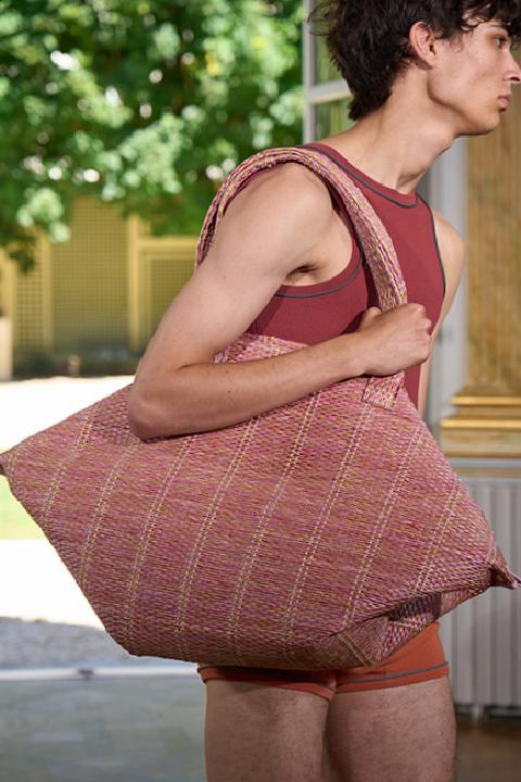 Erkek Modasında Yeni Dönem: İlkbahar/Yaz 2026 Sezonunda Öne Çıkan Çanta Trendleri