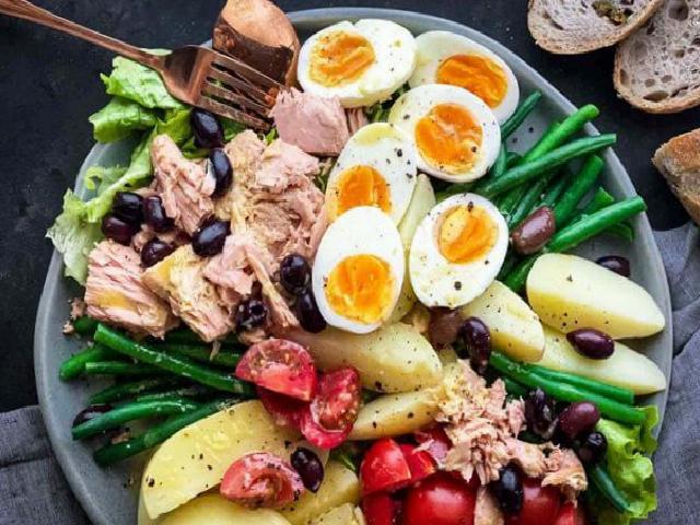 Niçoise salatası tarifi için gerekli malzemeler: