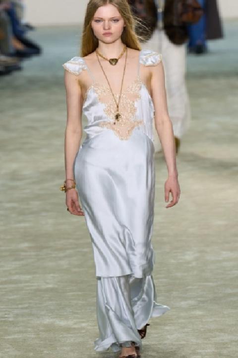 Gecelik Elbiselerin Dönüşü: 2025’in Belki De En Romantik Trendi