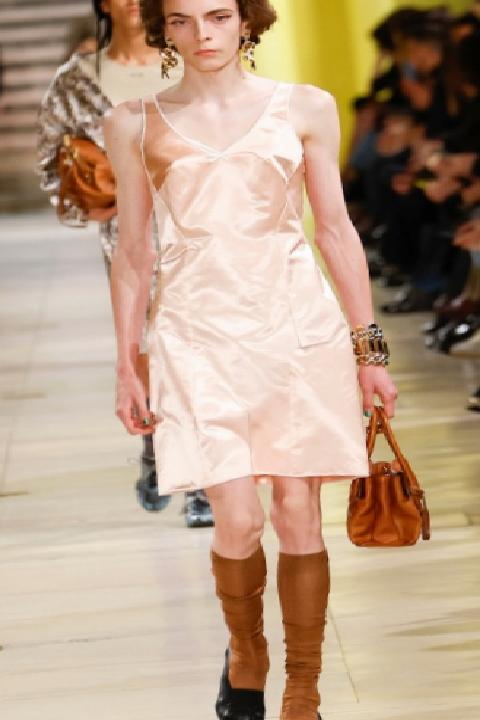 Gecelik Elbiselerin Dönüşü: 2025’in Belki De En Romantik Trendi