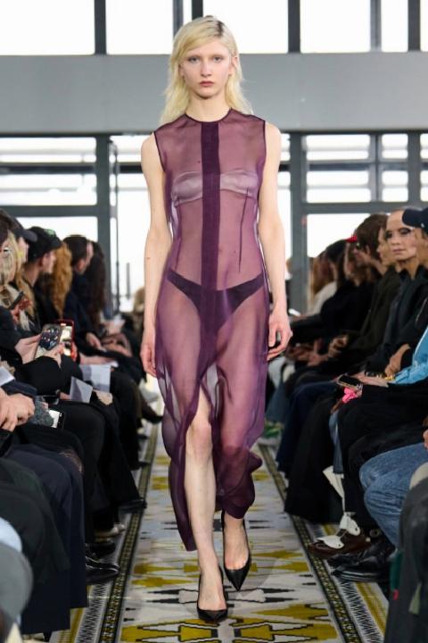 Gecelik Elbiselerin Dönüşü: 2025’in Belki De En Romantik Trendi