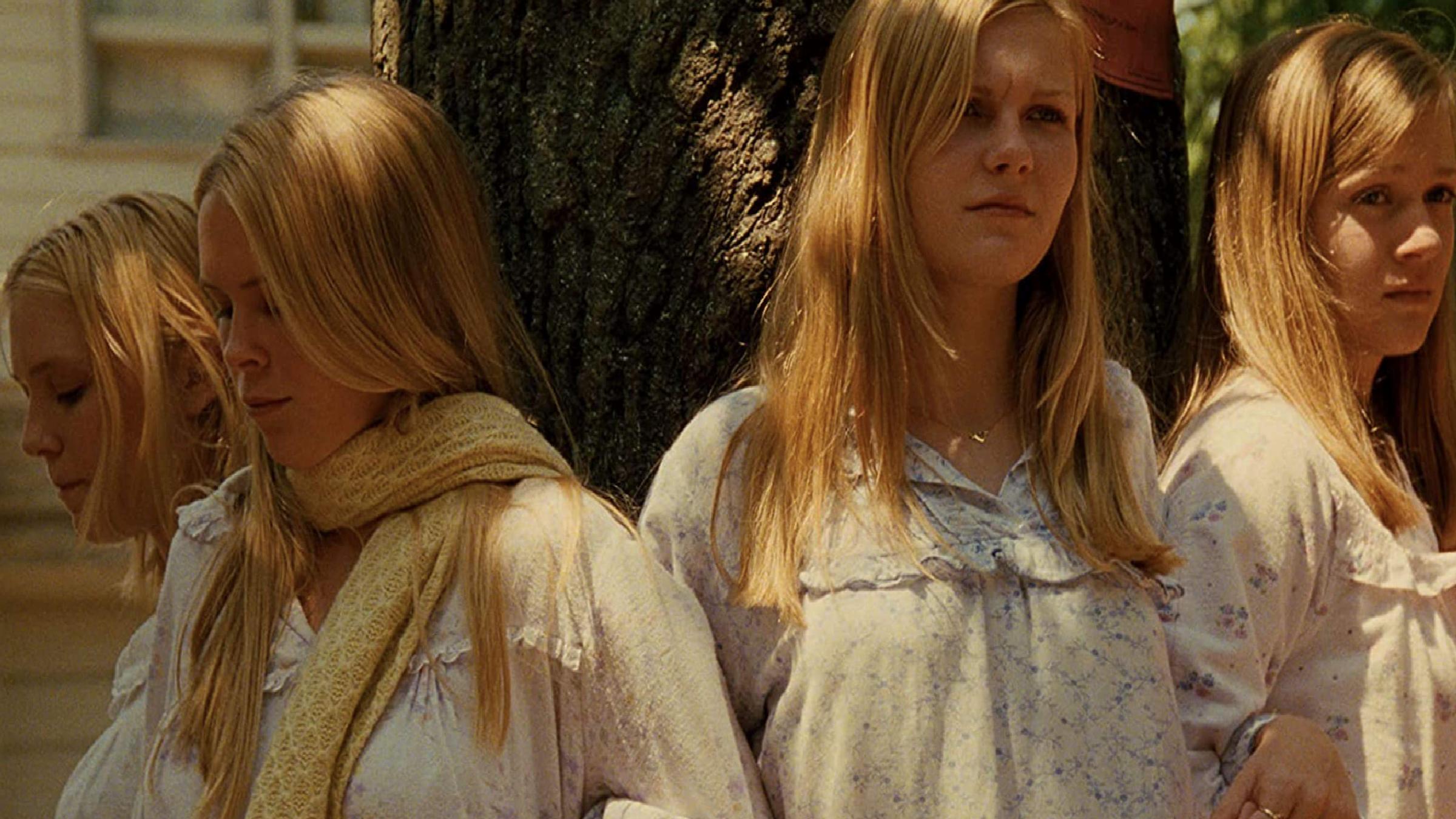 Gecelik Elbiselerin Dönüşü: 2025’in Belki De En Romantik Trendi