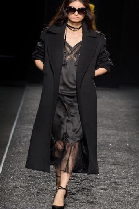 Gecelik Elbiselerin Dönüşü: 2025’in Belki De En Romantik Trendi