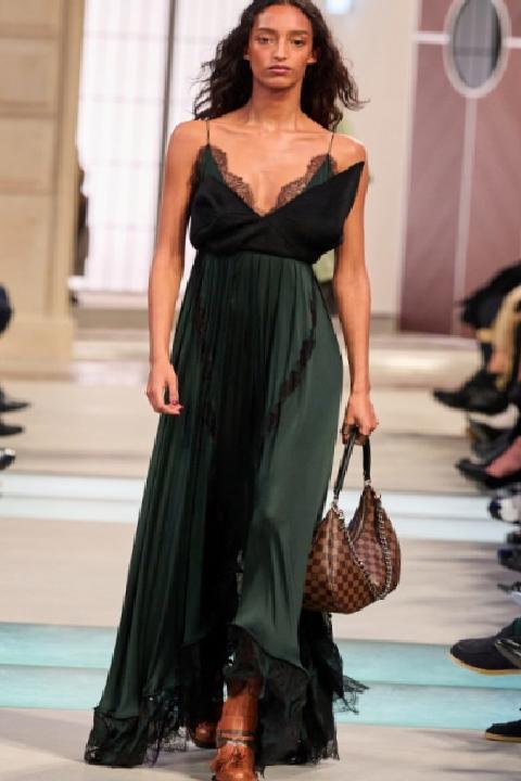 Gecelik Elbiselerin Dönüşü: 2025’in Belki De En Romantik Trendi