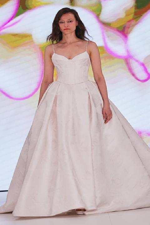 Gelinlik Trendlerine Bakış: Yalın, Hacimli Veya Gösterişli