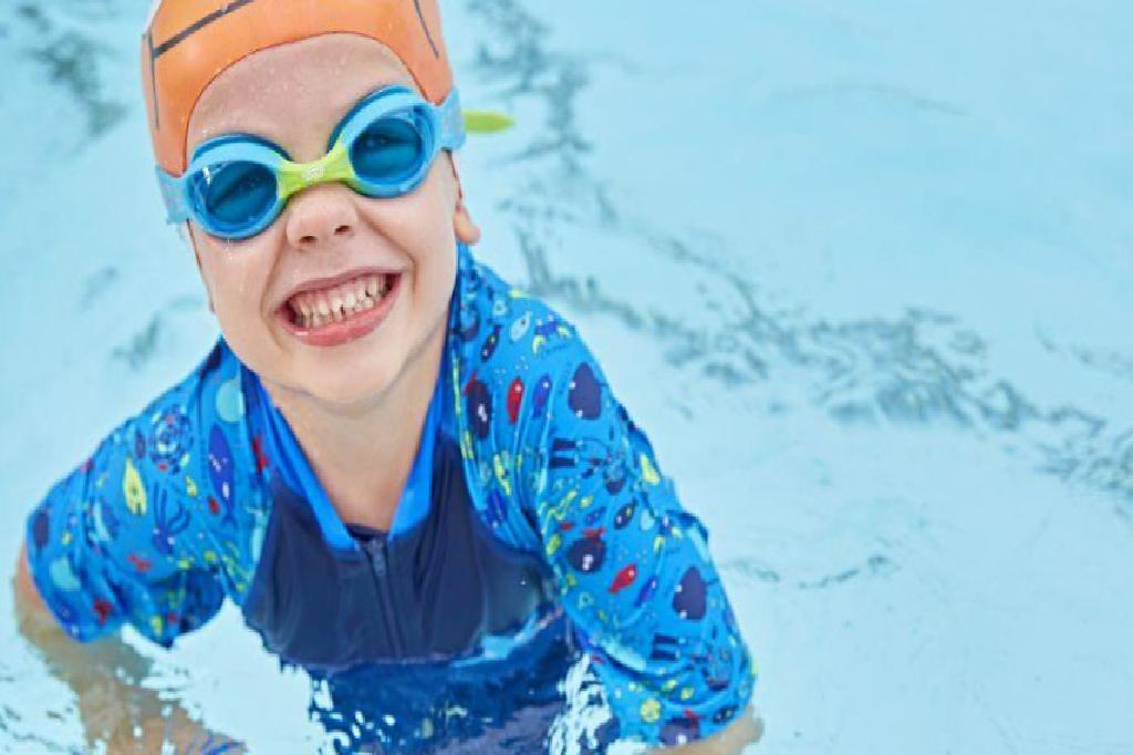 Havuz ve Denizde Çocuklar İçin Göz Sağlığını Koru: UV Koruması ve Gözlük Kullanımı