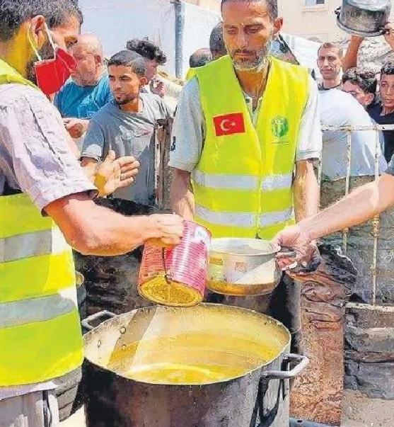 İki kez bombalanmasına rağmen yılmadı! Gamze Özçelik'ten Gazze'ye büyük destek