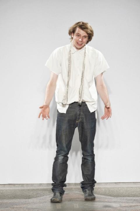 Jonathan Anderson’un Oyunculuktan Modaya Yolculuğu: Sahne Arkasından Işığa