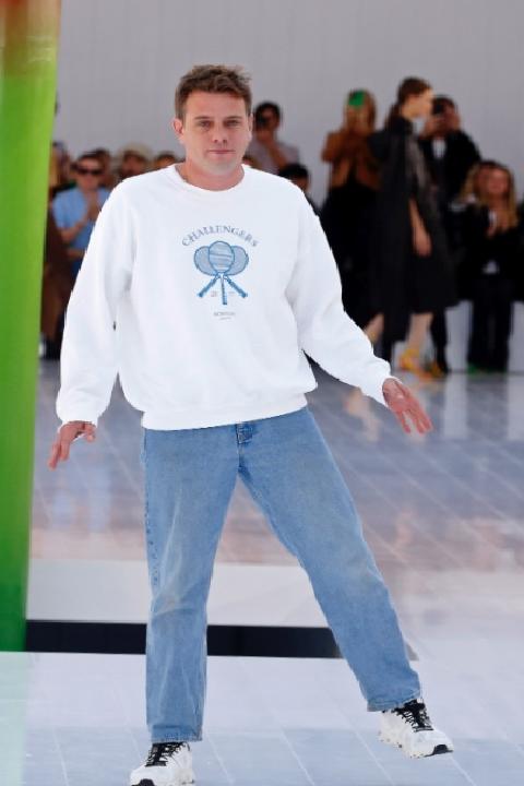 Jonathan Anderson’un Oyunculuktan Modaya Yolculuğu: Sahne Arkasından Işığa