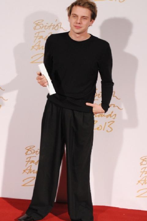 Jonathan Anderson’un Oyunculuktan Modaya Yolculuğu: Sahne Arkasından Işığa