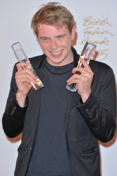 Jonathan Anderson’un Oyunculuktan Modaya Yolculuğu: Sahne Arkasından Işığa