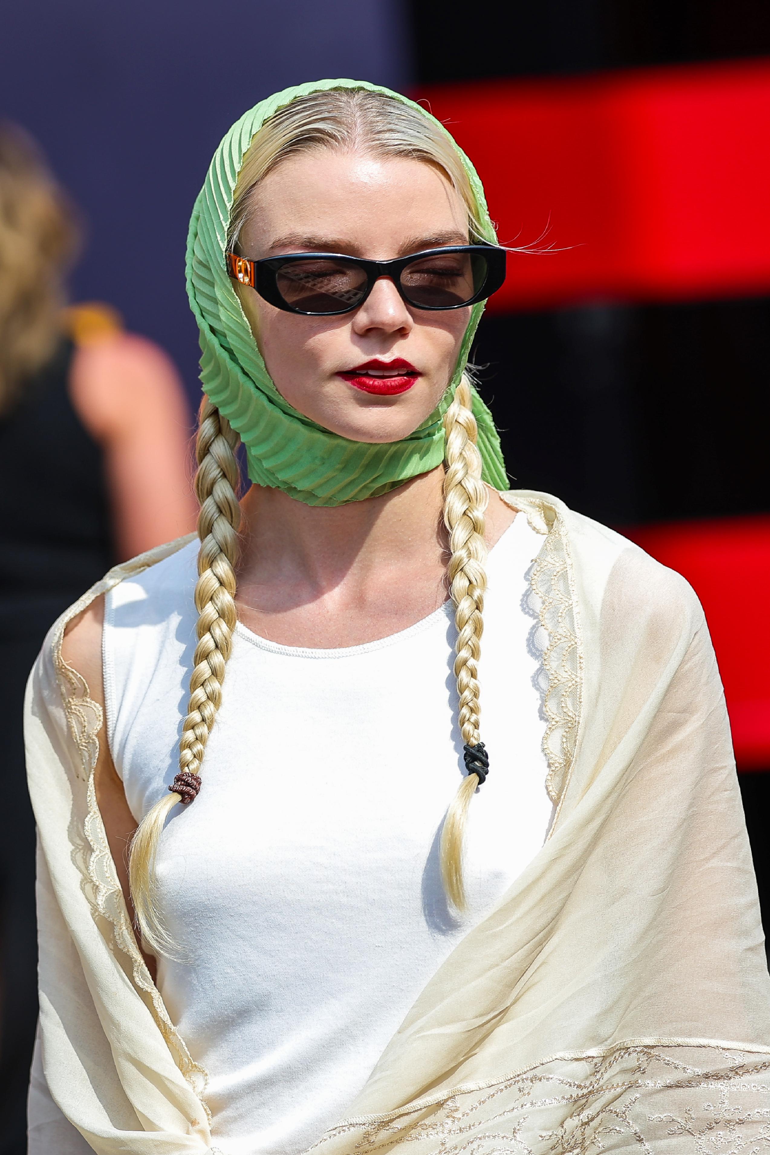 Kabin Boy Valizin Sınırlarında Stil: Fularlarla Seyahat ve Şıklığın Yeni Dokunuşu