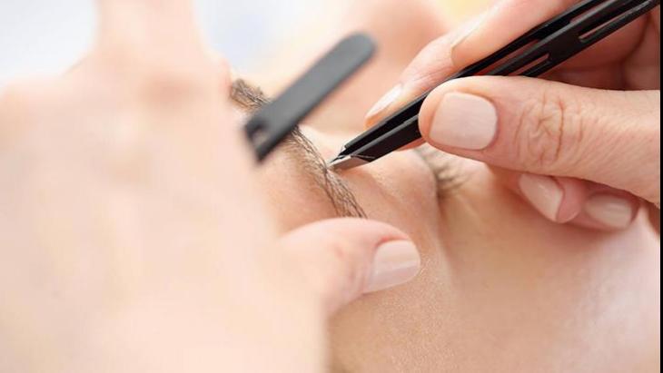Kaş rengine kınayla doğal dokunuş! Yaptırmış gibi görünecek, tek sırrı var