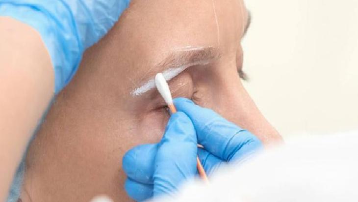 Kaş rengine kınayla doğal dokunuş! Yaptırmış gibi görünecek, tek sırrı var